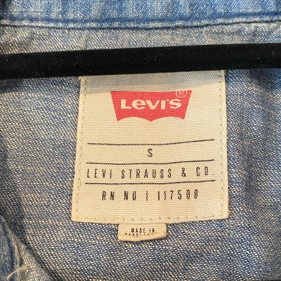 Levi’s Woman’s vintage-look pearl snap long sleeve western-style denim shirt - Picture 8 of 9